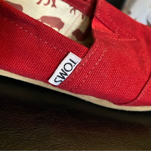 Woman’s Red Toms Size 7 - Picture 4 of 7